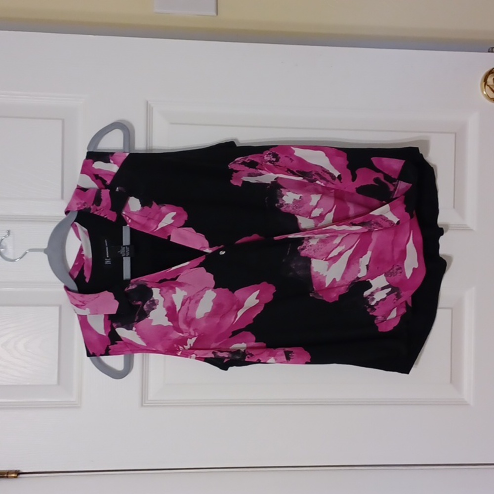 Sz L, I.N.C. sleeveless black and pink print top with collar.